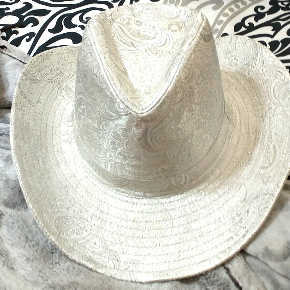 Ladies cowgirl hat silver with silver threads I think it is new